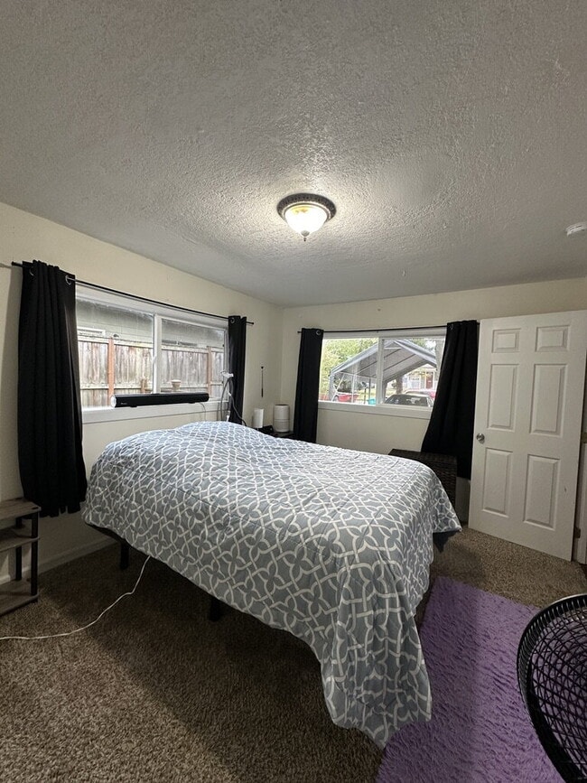 Building Photo - Portland Bungalow, Near Park, Easy Freeway Access