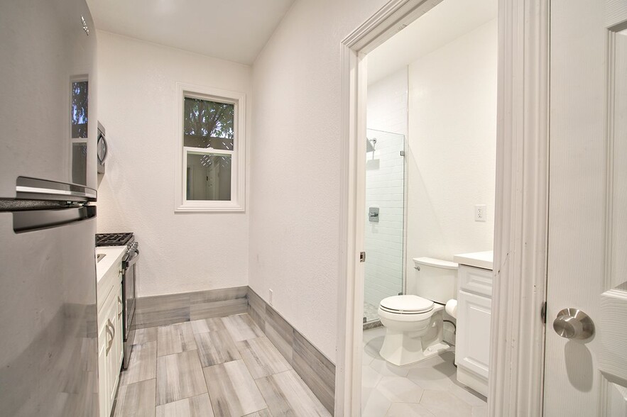 Building Photo - 1351 Eastshore Dr