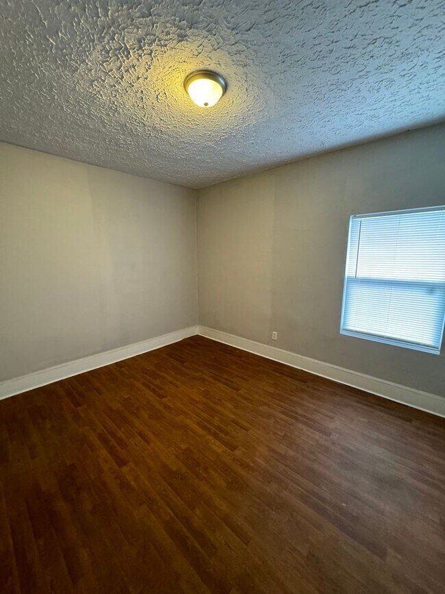 Building Photo - 1102 N Parker Ave