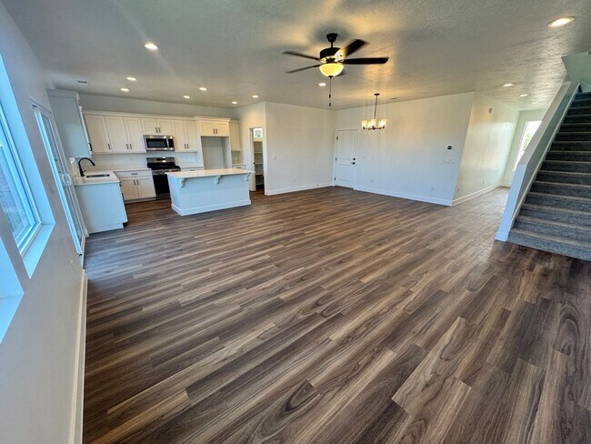 Building Photo - Brand New LARGE S&S Home!!