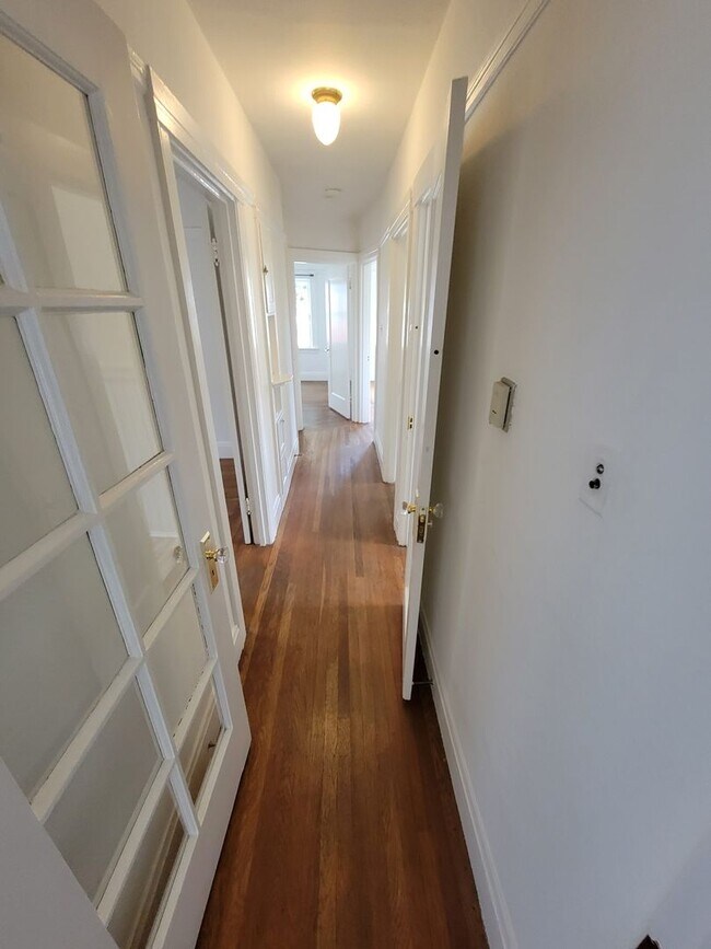 Building Photo - Jewel Of The Sunset! 3 bed/1 bath house ac...