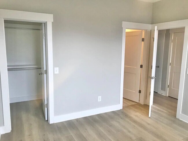 Building Photo - Stunning Modern Townhouse in the Heart of ...