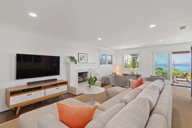 living room - 2290 Golden Gate Ave