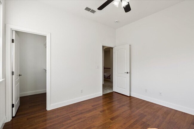 Building Photo - Elegant & Spacious 4 Bedroom Home Near Fol...