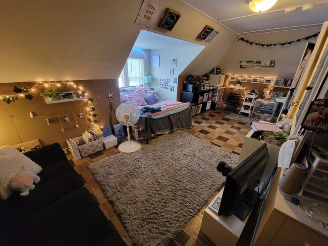 Building Photo - AVAILABLE JUNE - 6 BED 1.5 BATH Close to Campus!