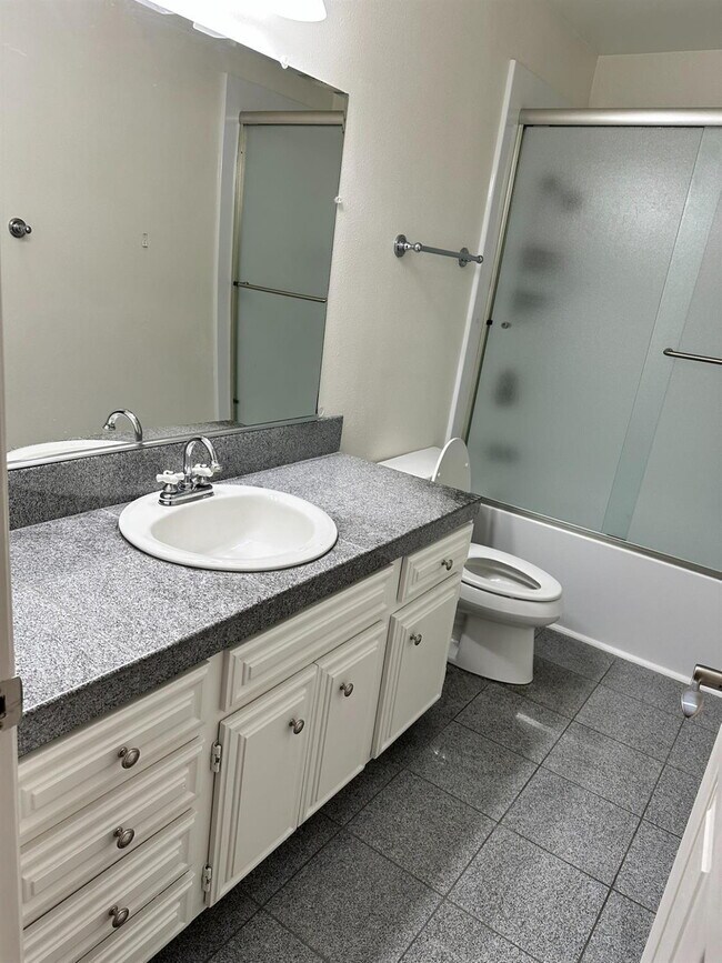 Building Photo - Fabulous condominium home on 6th Fairway of El Macero Country Club.