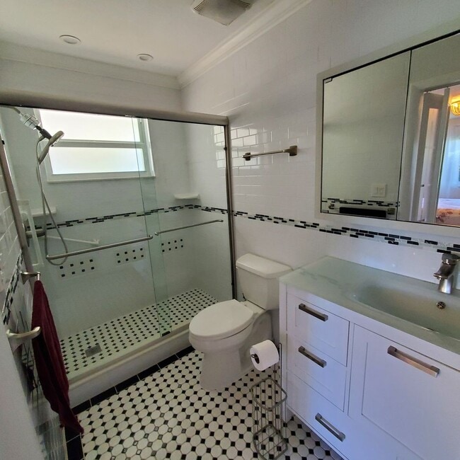 Building Photo - 202 W High Point Terrace