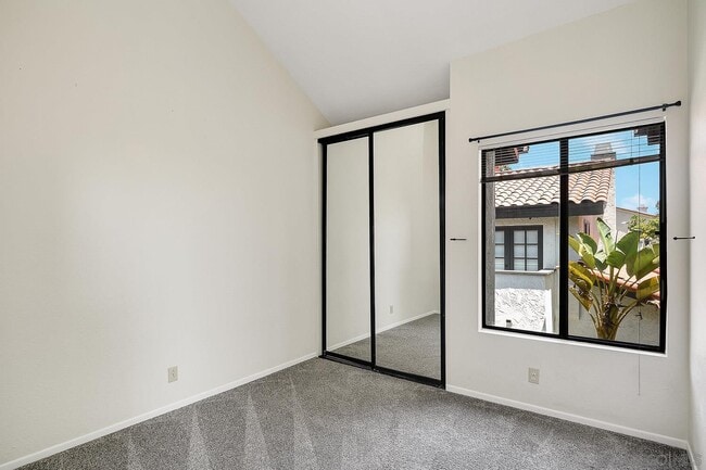 Building Photo - 1240 Thomas Ave