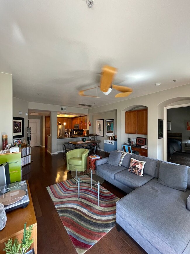 Building Photo - Stunning Penthouse Unit in Cap Hill!