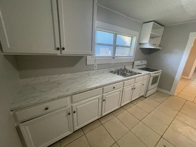 Building Photo - Charming 3bed/1bath Home in St Pete! Avail...