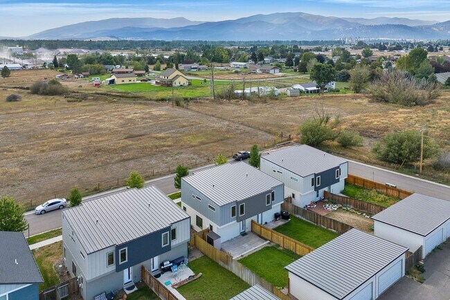 Building Photo - 3 Bed 2.5 Bath Townhome With Garage | $2,6...