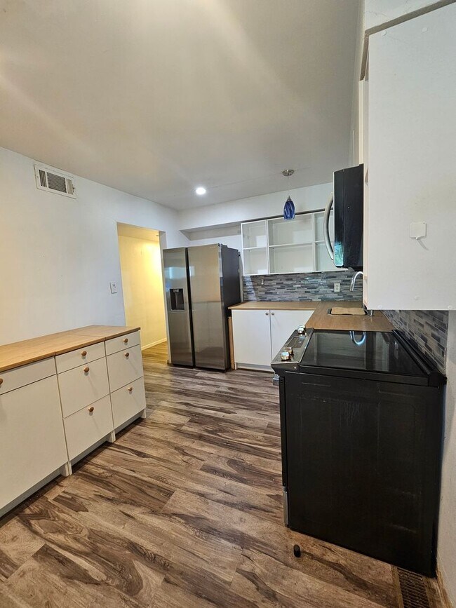 Building Photo - Charming 1-story Home with a Big Backyard ...