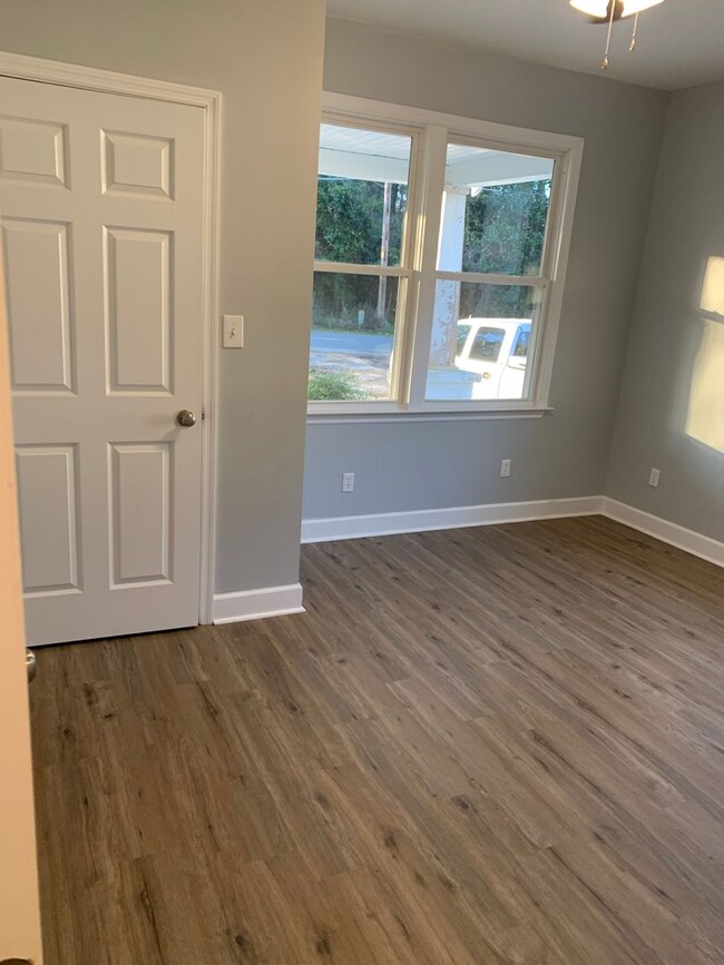 Building Photo - 3 Bedroom  2.5 Bath  with nice open yard!