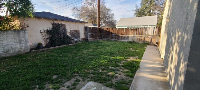 Building Photo - 2620 Truxtun Ave