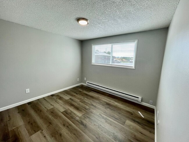 Building Photo - Beautifully Remodeled Ground-Level 2-Bedroom!