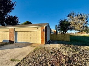 Building Photo - 925 Swan Lake Ct