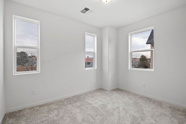 Building Photo - Beautiful Home by Lakeside
