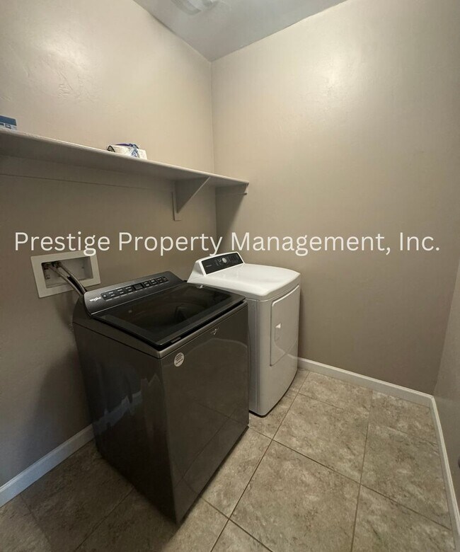 Building Photo - Spacious 4+Den/3 Northwest Home!