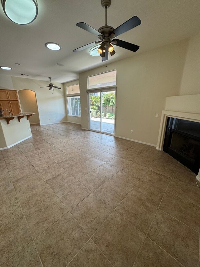 Building Photo - 4 Bed 2 Bath Charming and Well-Cared-For H...