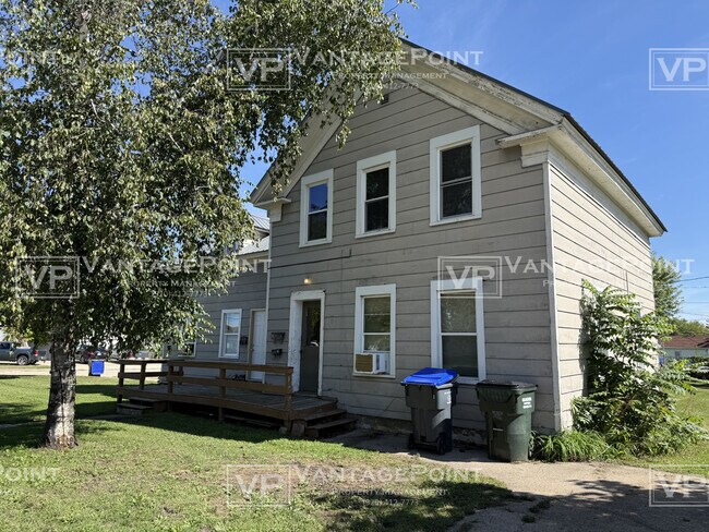 Building Photo - 1102 Division St