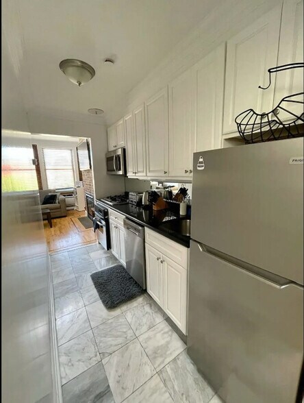 Building Photo - 692 10th Ave