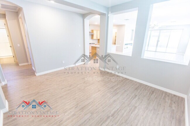 Building Photo - 15243 W Latham St