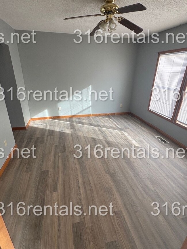 Building Photo - $899 - 3 bed 1 bath - Single Family Home