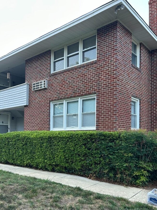 Building Photo - 805 Daniels St