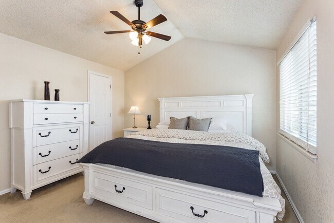 Building Photo - 4 BED 3 BATH HOME IN FOX HILL!