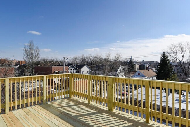 Building Photo - 4 Bedroom, 3 Bathroom Impressive Lincoln Park Duplex