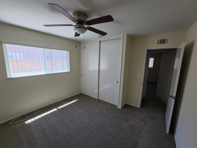 Building Photo - 3 Bedroom 2 Bath Home,