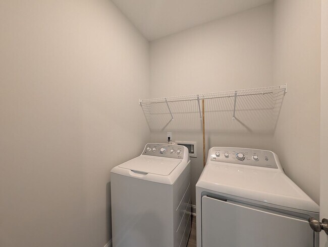 Building Photo - 332 Canyon Spring Trl