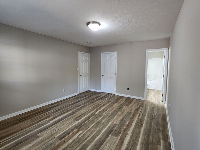 Building Photo - Like New Townhome