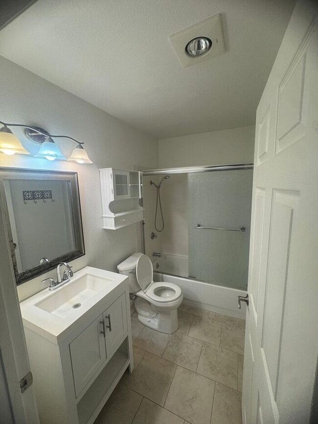Building Photo - Amazing Deal 1 Bed 1 Bath for Rent Orange ...