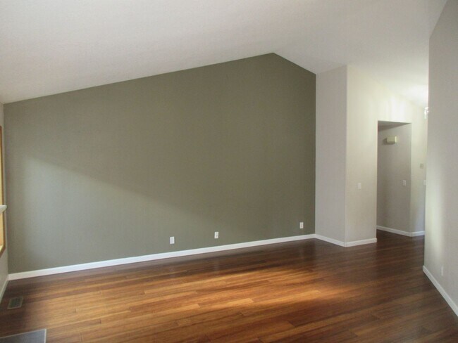 Building Photo - Great Three Bedroom in South Salem