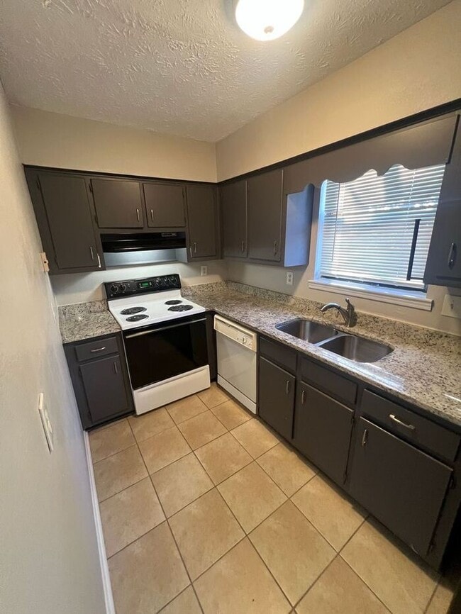 Building Photo - Finally a 2 bedroom 1.5 bath townhome READY NOW!