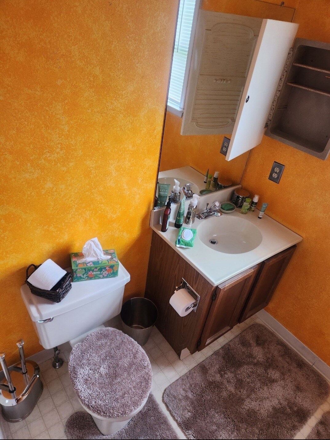 Full private bathroom - 1637 Ilona Dr