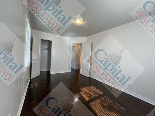 Building Photo - Cute 2 Bedroom with Detached Garage