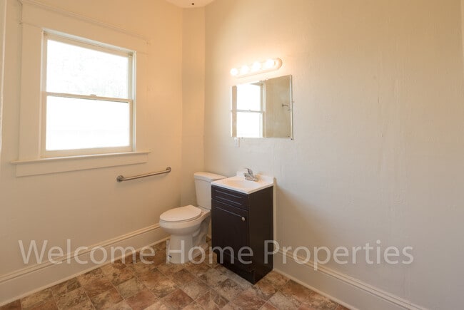 Building Photo - Classic 2 Bedroom Home with Tall Ceilings