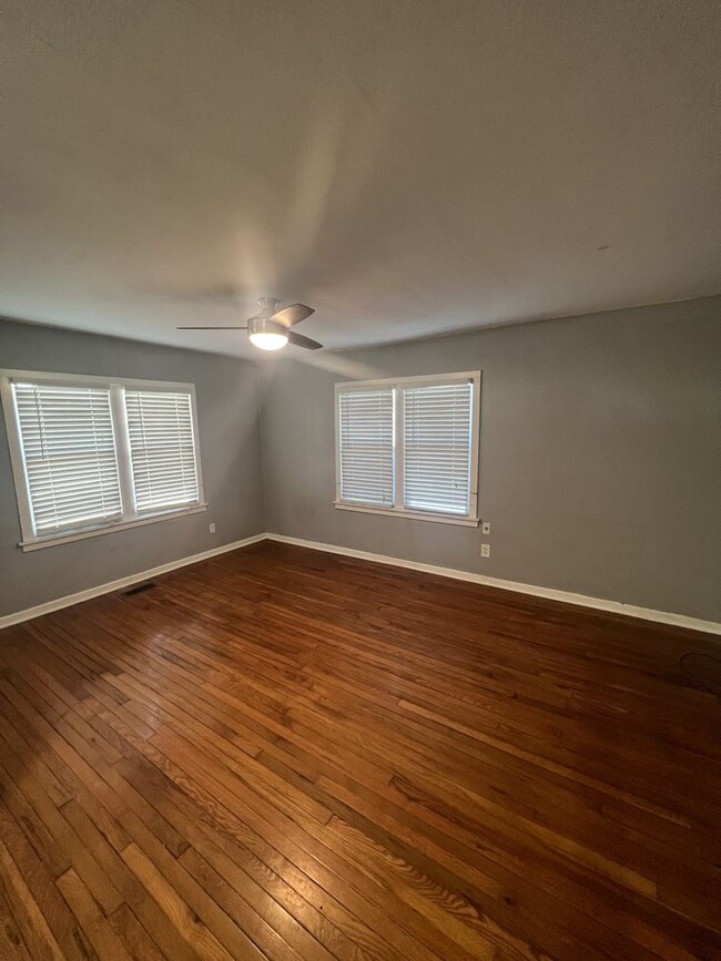 Building Photo - COMING SOON: Cute 3 bedroom, 2 bathroom ho...