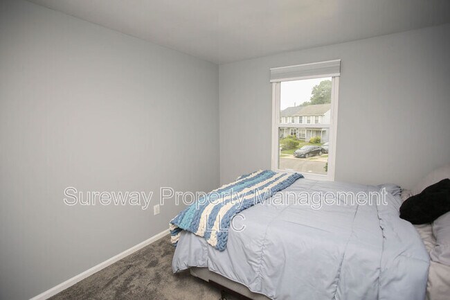 Building Photo - 146 Shoreline Dr
