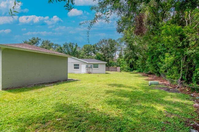 Building Photo - Beautifully Updated 3/2 in Bradenton — Up to One Month Free!