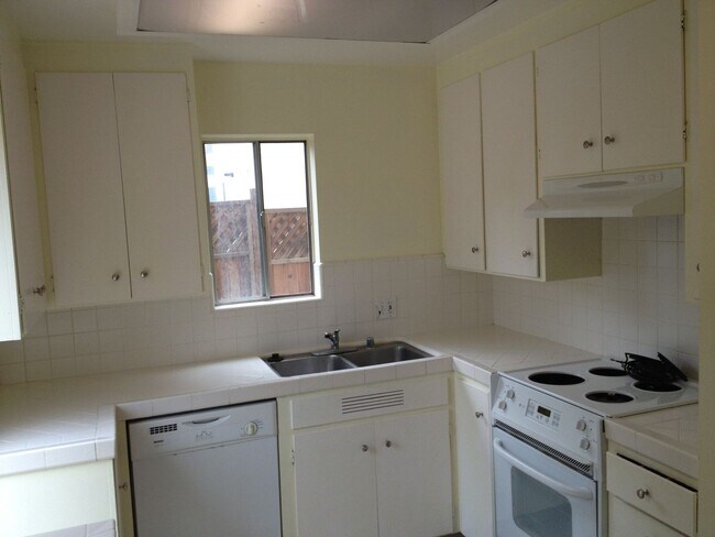 Building Photo - 5 Bedroom 3.25 Bath Close to UC, hiking, mountain biking