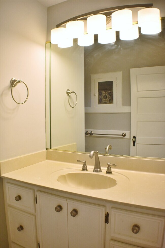 Building Photo - 2417 Blossom St