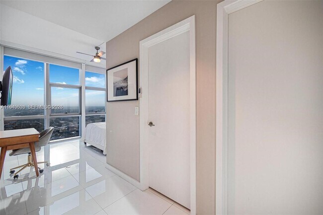 Building Photo - 851 NE 1st Ave