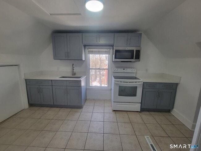 Building Photo - 38 Auburn St