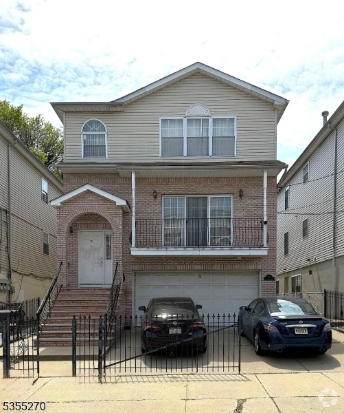 Building Photo - 86 Hawthorne Ave