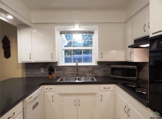 Building Photo - Coming Soon! Beautiful 3 bedroom 2 bath ho...