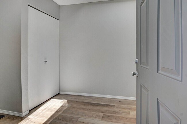 Building Photo - $2,025 - 2 Bed, 2.5 Bath Unit in Lakewood with In-Unit Laundry!