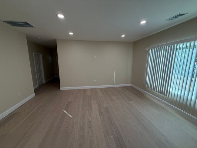 Building Photo - 985 Williams St